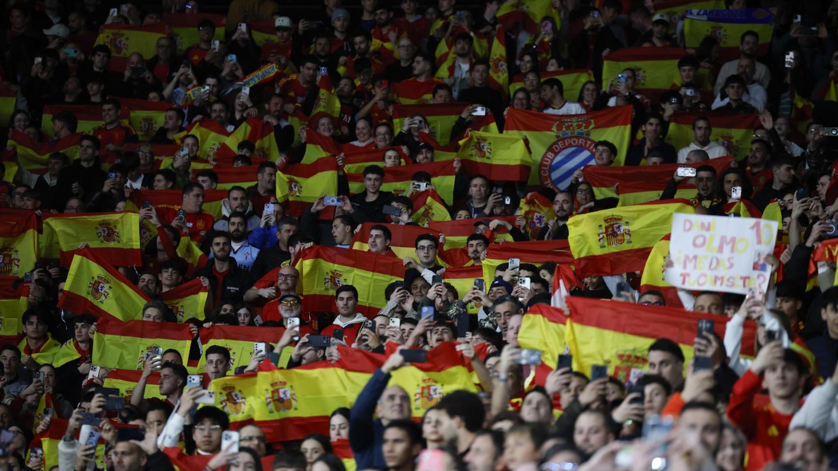 Aficionados españoles en la grada de Cornellá durante el partido entre España y Egipto