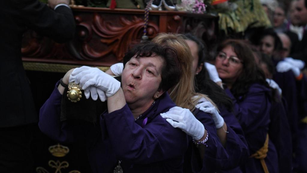 Costaleras llevan la Imagen de Nuestra Señora de los Dolores, en la parroquia de San Raimundo de Peñafort, a 31 de marzo de 2023, en Madrid (España).