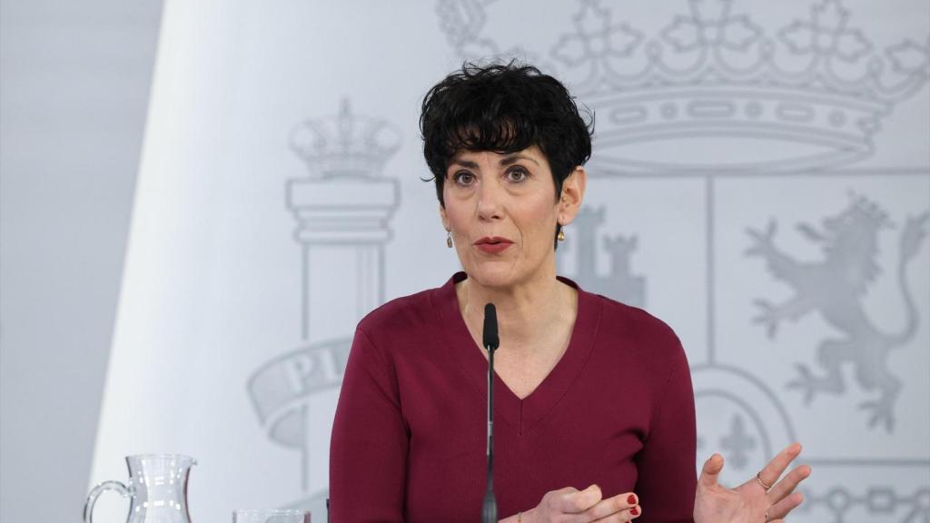 La ministra de Inclusión, Seguridad Social y Migraciones y portavoz del Gobierno, Elma Saiz, interviene durante la rueda de prensa.