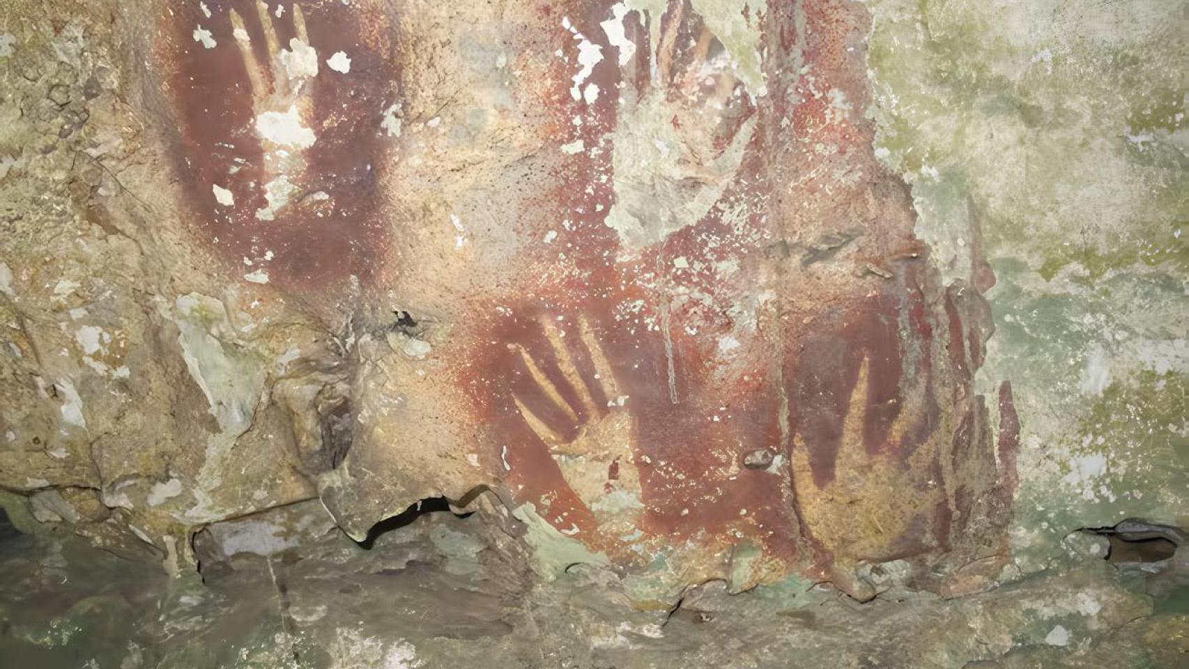 Imagen de las manos encontradas en la cueva de Sulawesi.