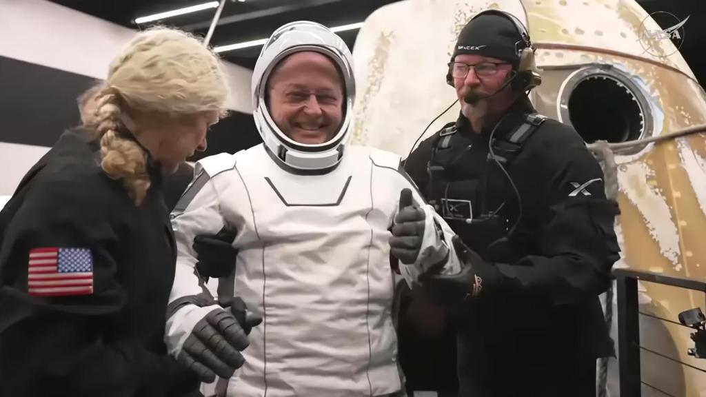 El astronauta 'Mike' Fincke sale de la nave Dragon tras pasar 167 días en órbita.
