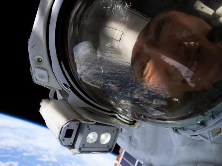 Christina Koch hace la primera selfie en el espacio.