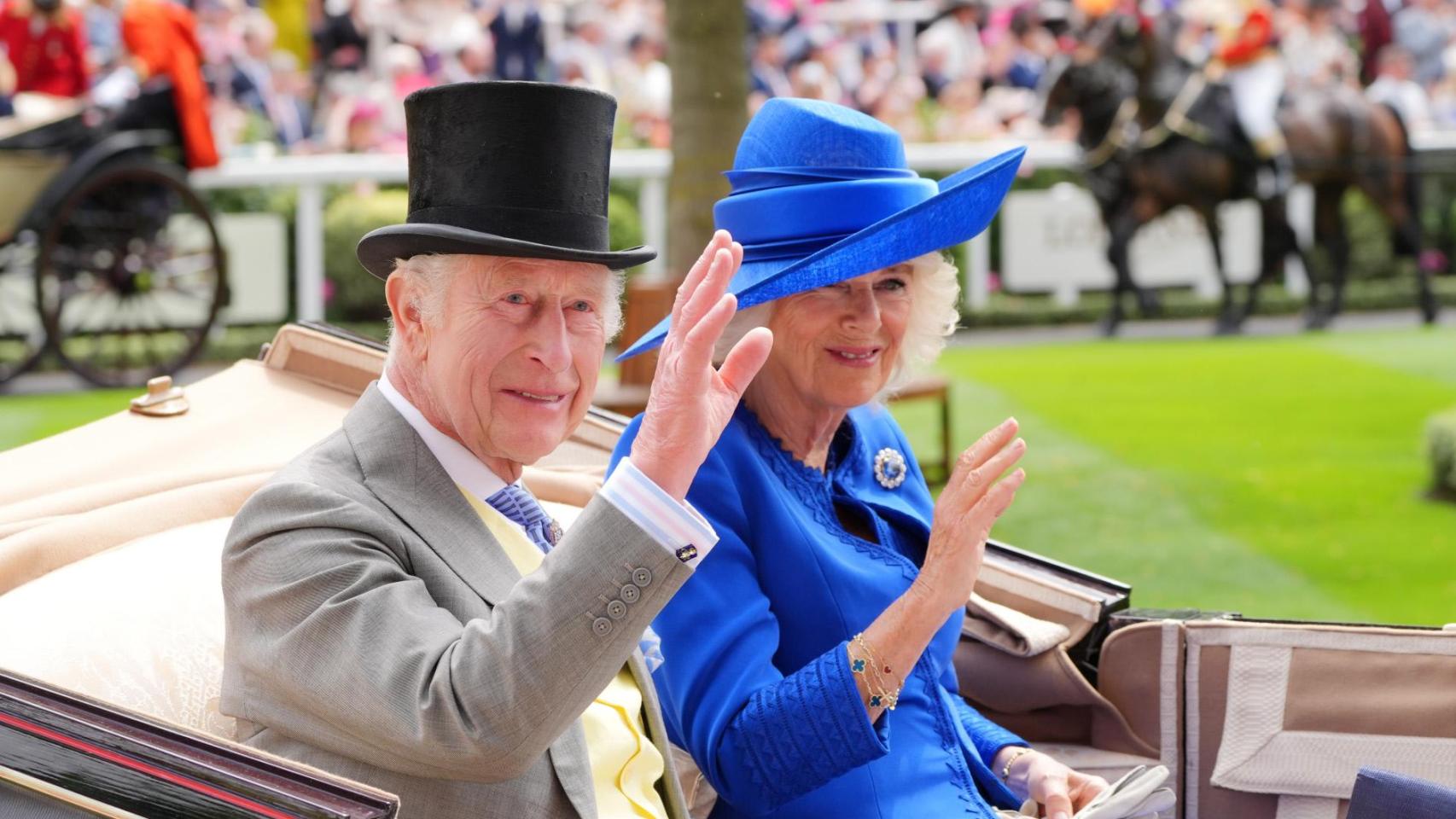 El rey Carlos III junto a su esposa, la consorte Camila, en Ascot, en 2024.