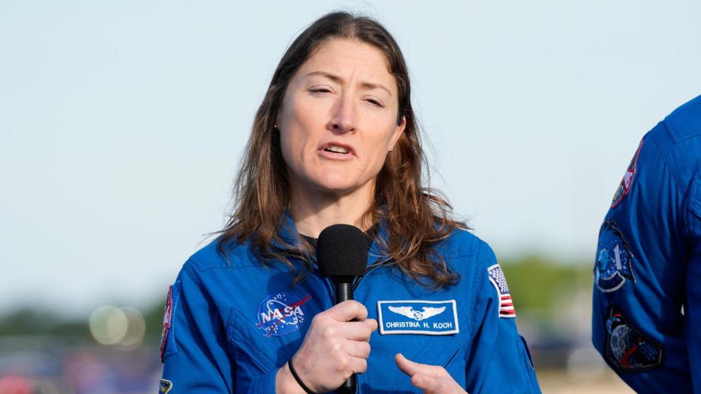 Christina Koch durante una conferencia de prensa en el Kennedy Space Center.