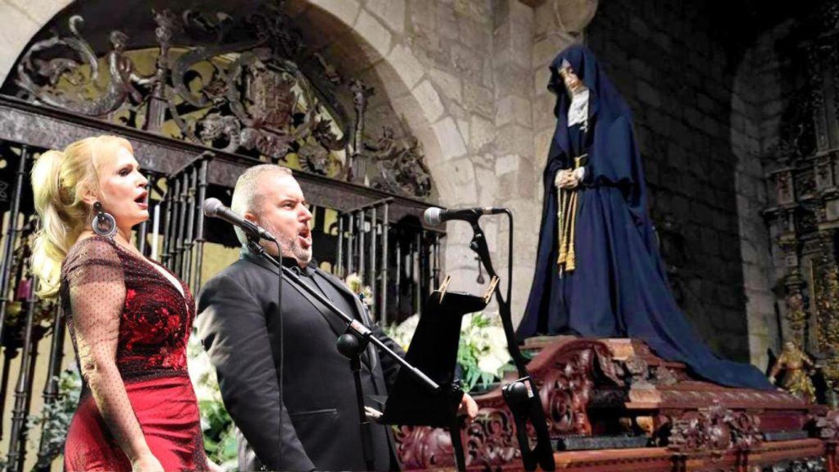 Ainhoa Arteta y el barítono zamorano Luis Santana, ante la Virgen de la Soledad, en un montaje de EL ESPAÑOL