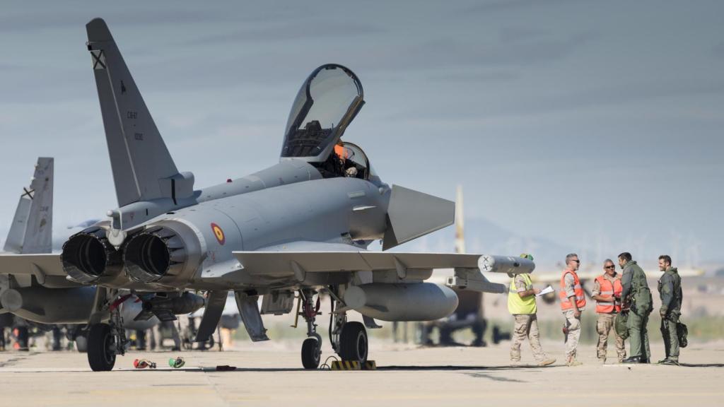 Eurofighter junto a la tripulación en unos ejercicios