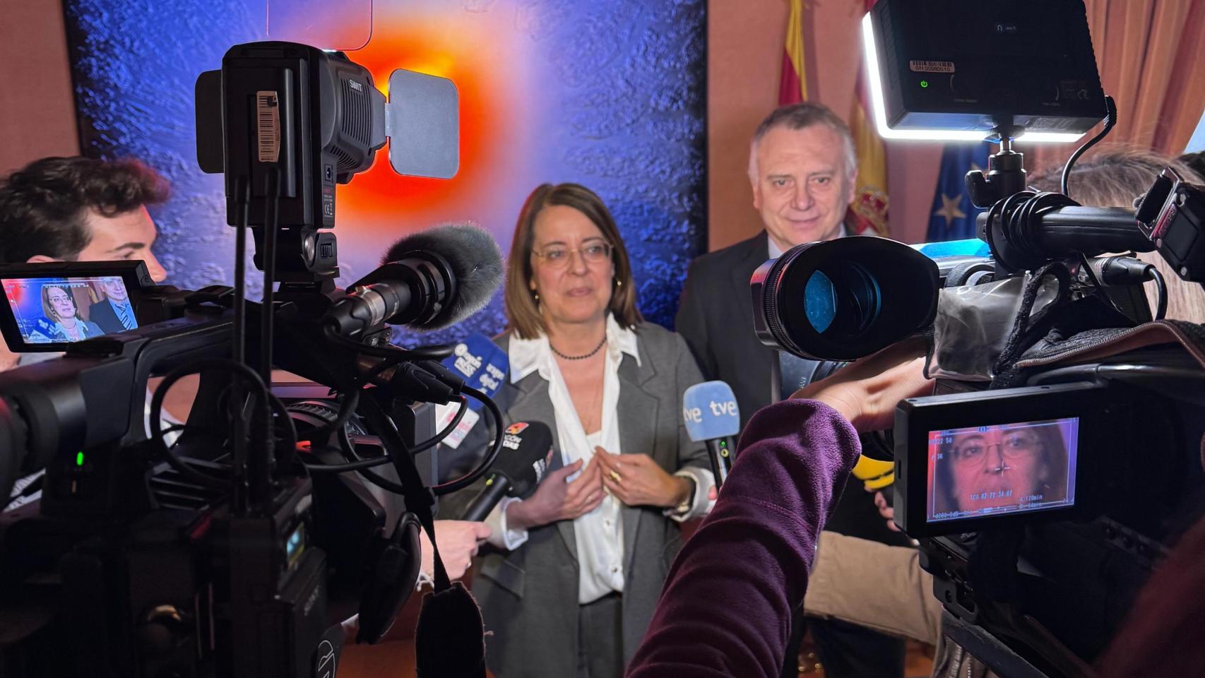 La justicia de Aragón, Concepción Gimeno, y el secretario de Caridad de la Cofradía, Luis Miguel García.