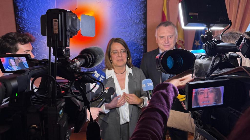 La justicia de Aragón, Concepción Gimeno, y el secretario de Caridad de la Cofradía, Luis Miguel García.