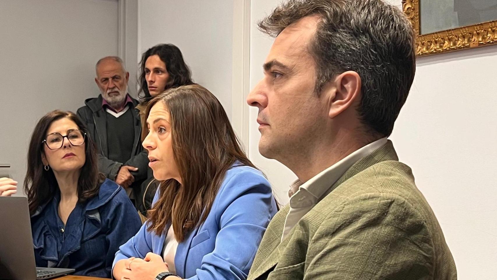 Noelia de la Cruz, líder del PSOE en Toledo, y Pablo García, durante la reciente Comisión de Urbanismo en el Ayuntamiento.