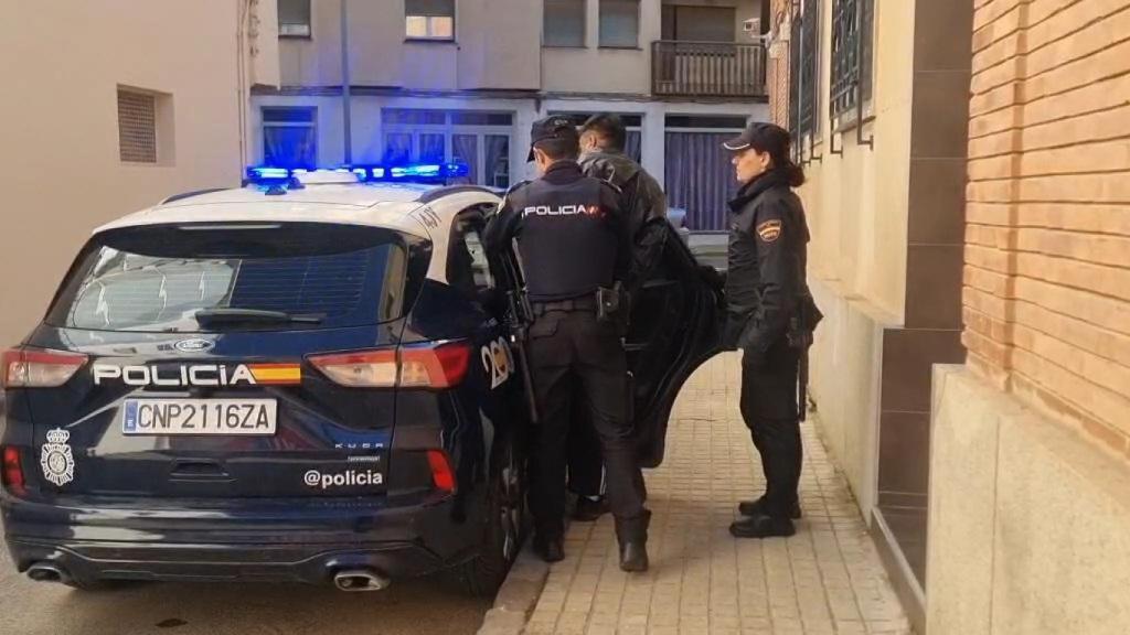 Momento de la detención del hombre que transportaba a 11 inmigrantes ilegales en una furgoneta