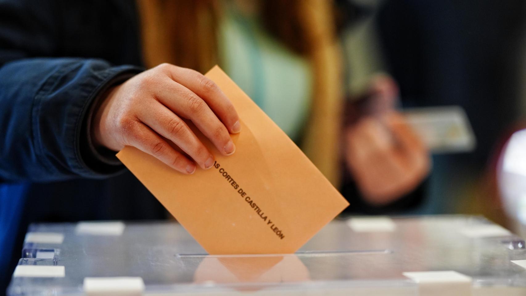 Una persona votando, en Valladolid.