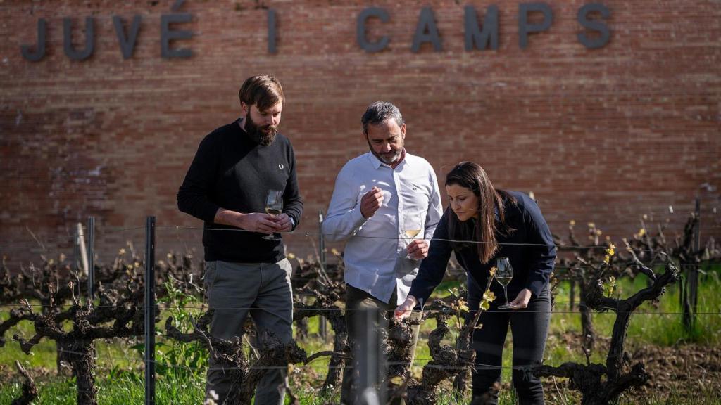 Meritxell Juvé y, a su lado, Pere Llopart y Roc Gramona, presidente y vicepresidente de Corpinnat.