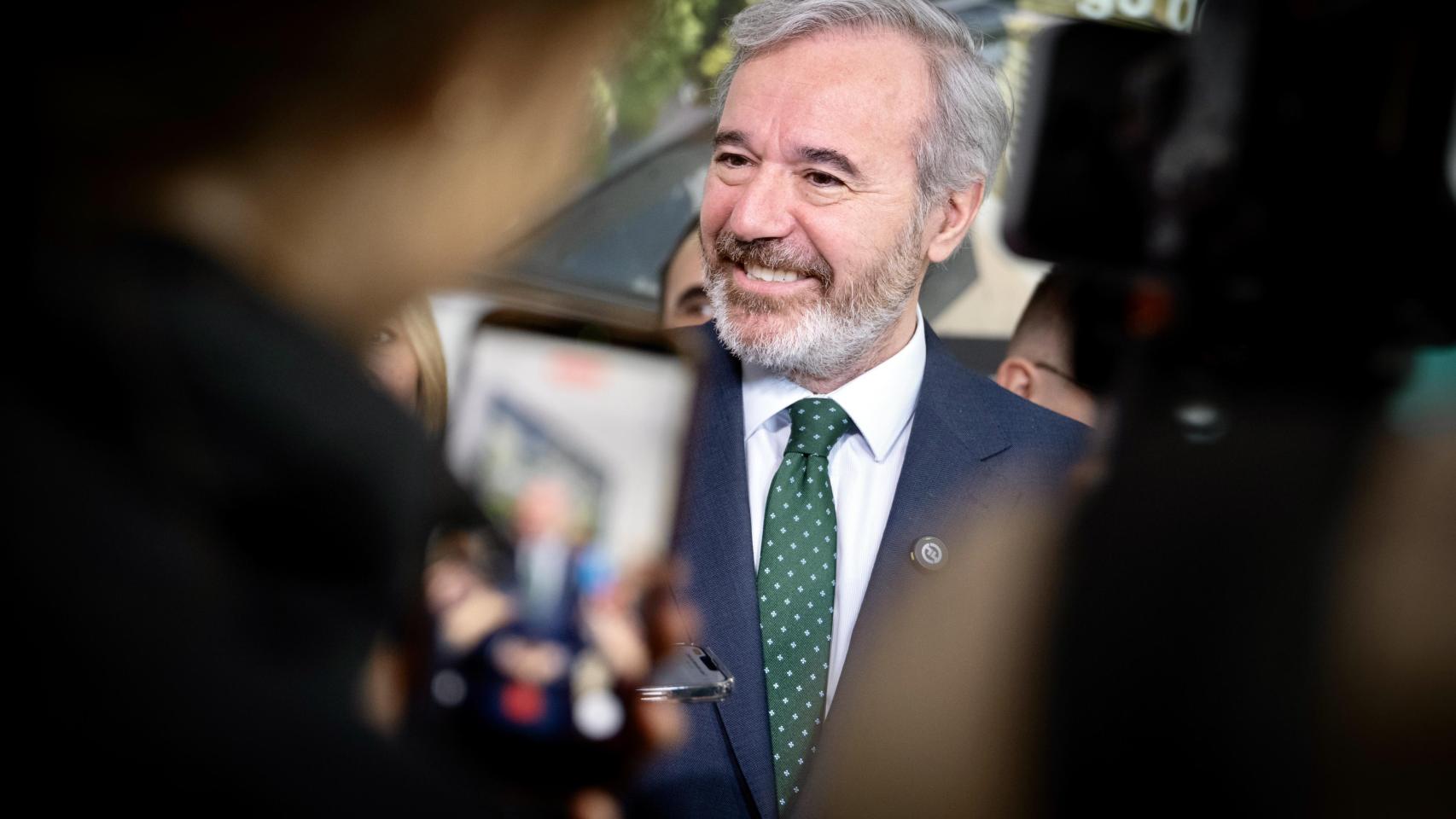 Jorge Azcón, presidente aragonés en funciones, atendiendo a los medios de comunicación