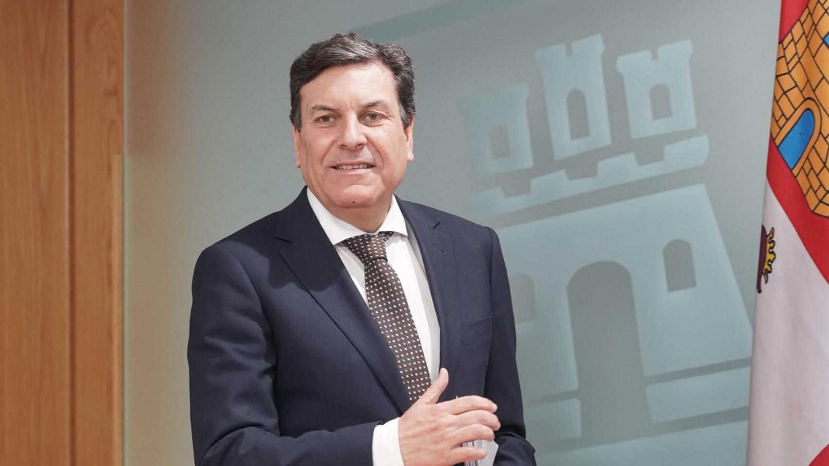 El consejero de Economía y Hacienda y portavoz en funciones de la Junta, Carlos Fernández Carriedo, comparece en rueda de prensa posterior a la reunión del Consejo de Gobierno.