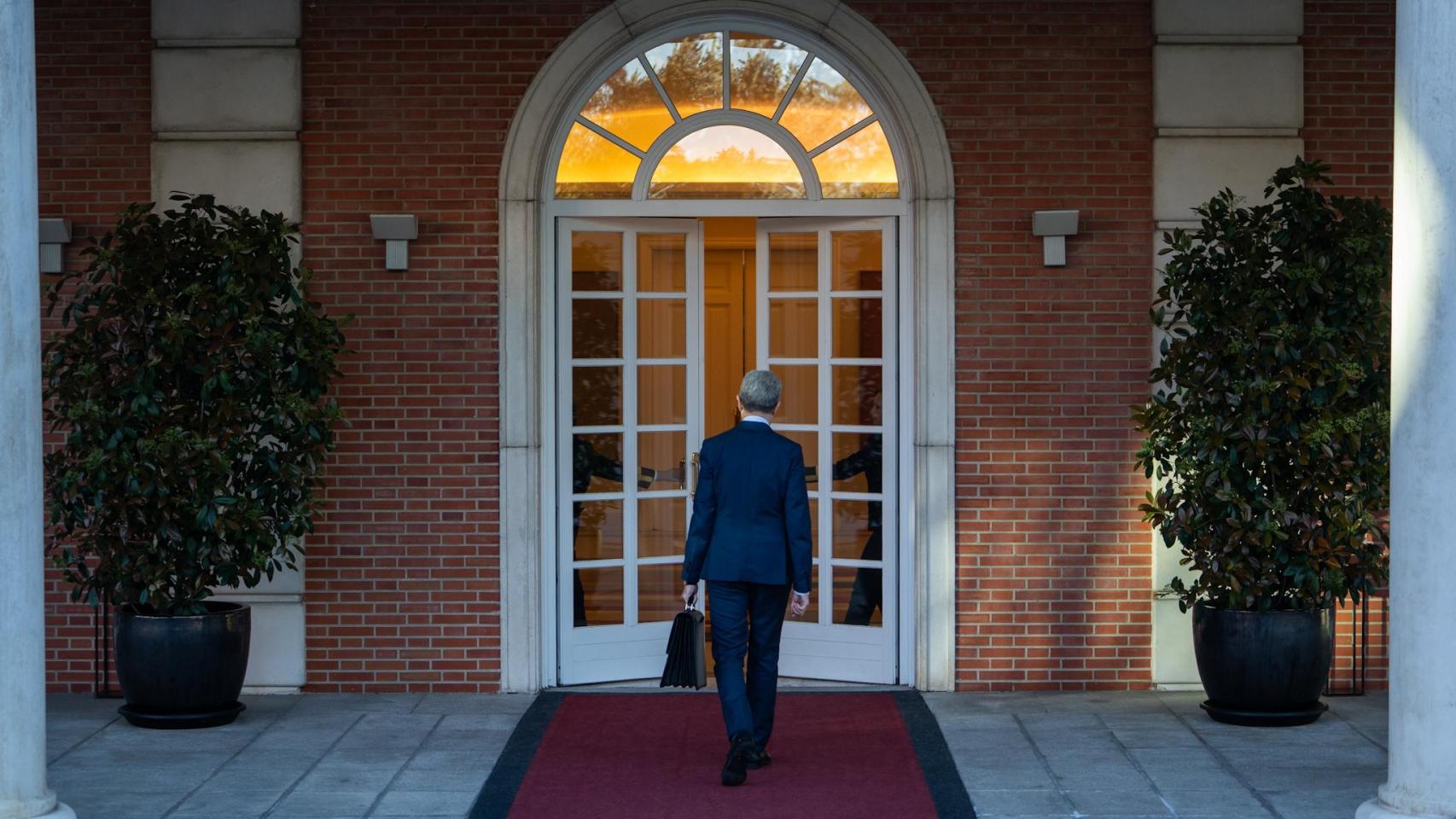 Arcadi España, ministro de Hacienda, entrando al Palacio de la Moncloa.