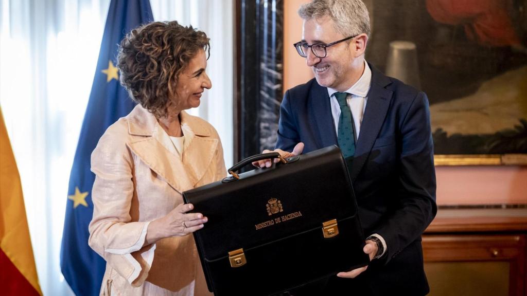 La candidata a la Presidencia de la Junta de Andalucía, María Jesús Montero, y el ministro de Hacienda, Arcadi España.