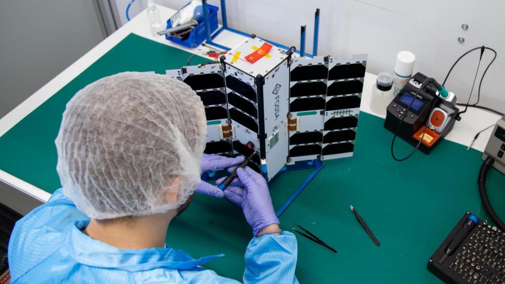 Montaje de uno de los satélites de la constelación