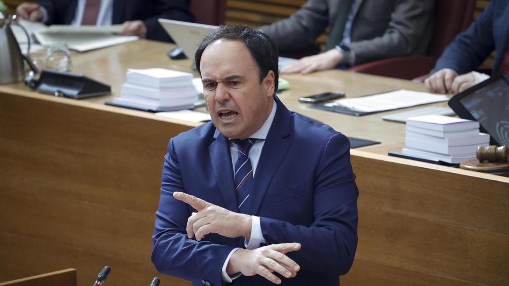 Pérez Llorca responde a las preguntas de la oposición en una tensa sesión de control. José Cuéllar / Corts