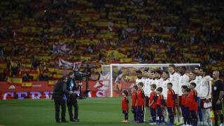 La selección, en un estadio de Cornellá repleto de banderas españolas