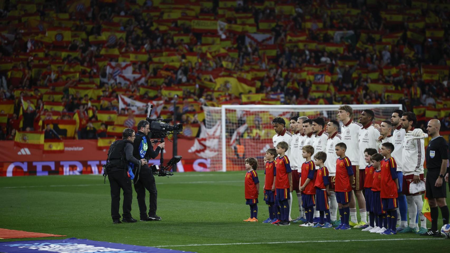 La Selección, en un estadio de Cornellá abarrotado de banderas españolas este martes 31 de marzo