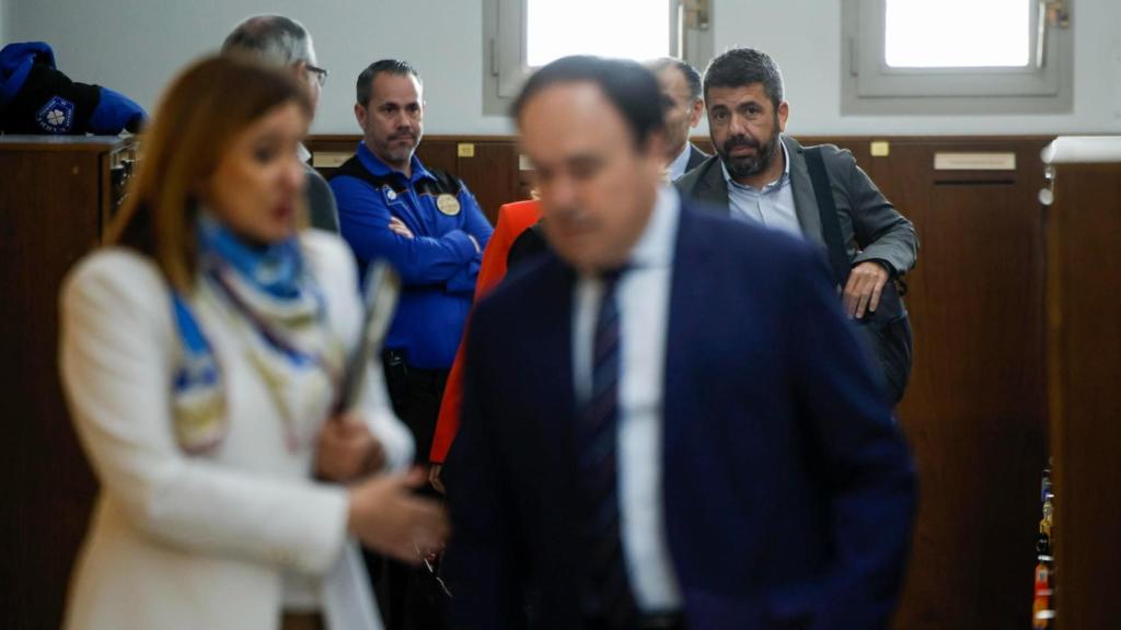 Carlos Mazón, en Les Corts, tras María José Catalá y Juanfran Pérez Llorca. Biel Aliño / EFE