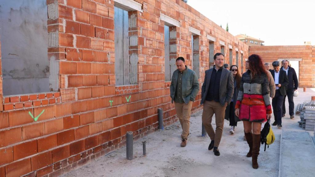 El alcalde de Toledo, Carlos Velázquez, ha visitado las obras junto a concejales, responsables de la empresa constructora y técnicos del Ayuntamiento.