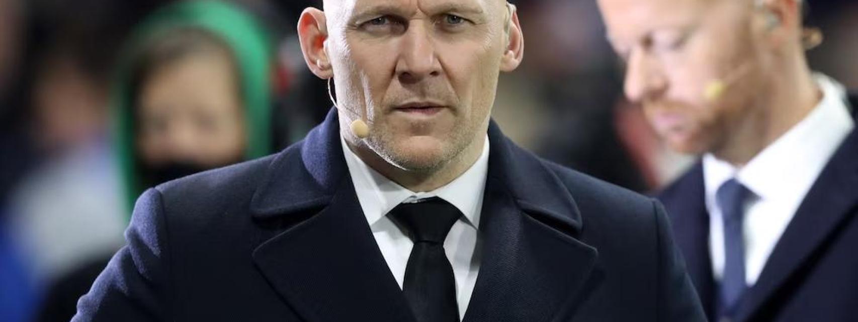 Gravesen en traje.