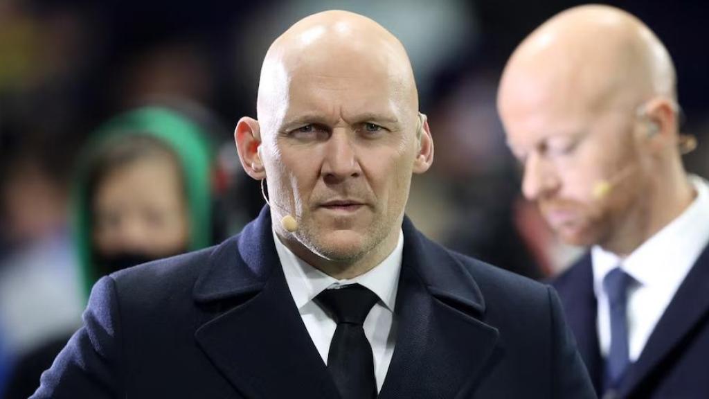 Gravesen en traje.