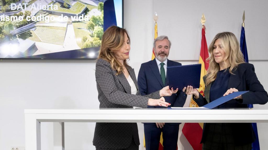 Natalia Chueca y Mar Vaquero firman el convenio de colaboración para impulsar el DAT Alierta