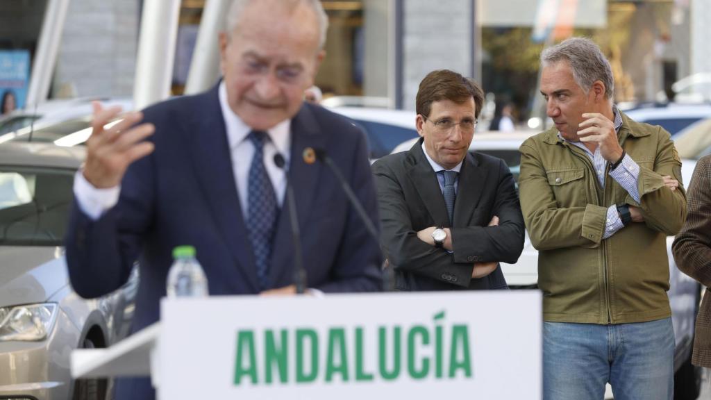 El vicesecretario de Coordinación Autonómica y Local y Análisis Electoral del PP, Elías Bendodo (D), y los alcaldes de Málaga y de Madrid, Francisco de la Torre (i) y José Luis Martínez-Almeida, informan sobre asuntos de actualidad en la estación María Zambrano de Málaga, este miércoles.