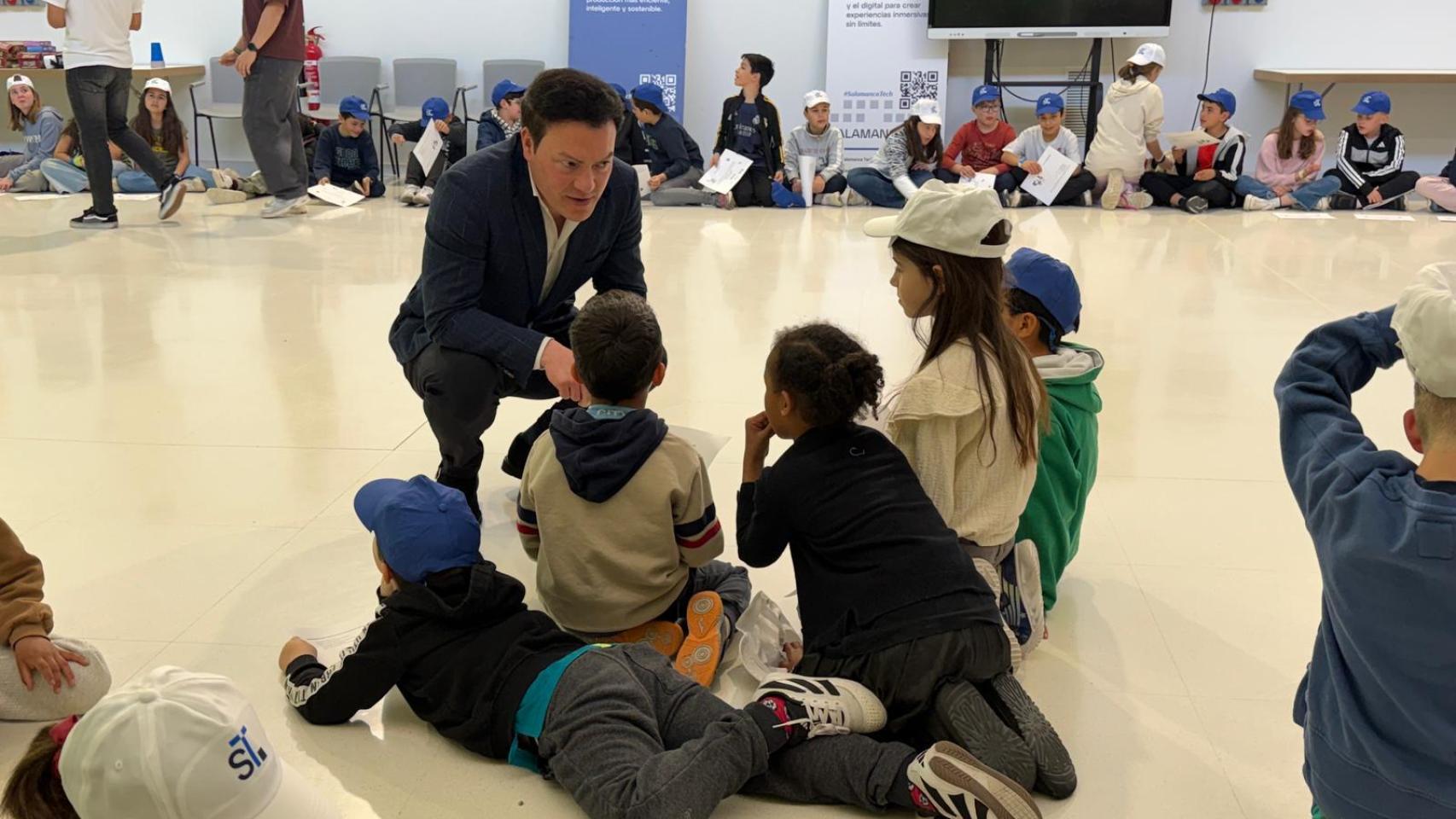 El concejal de Promoción Económica, Pedro Martínez, visita a los participantes en el Campamento Salamanca Tech edición Semana Santa.
