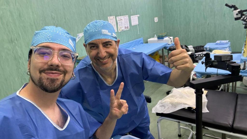 Guzmán junto a un compañero en sus jornadas de operaciones en Boane.