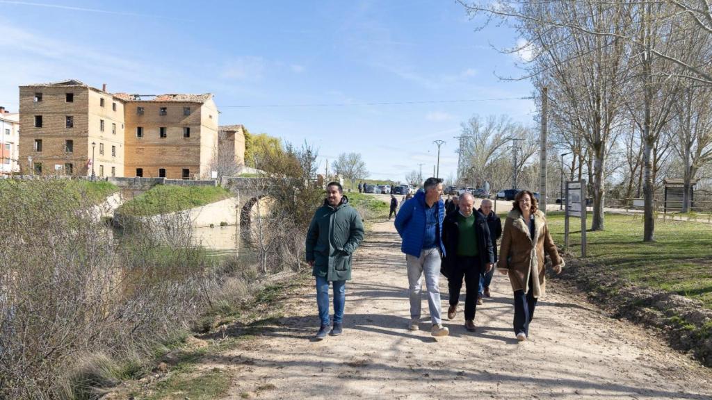La presidenta del Consorcio para la Gestión Turística del Canal de Castilla, Ángeles Armisén, durante su visita al municipio palentino de Grijota, este miércoles
