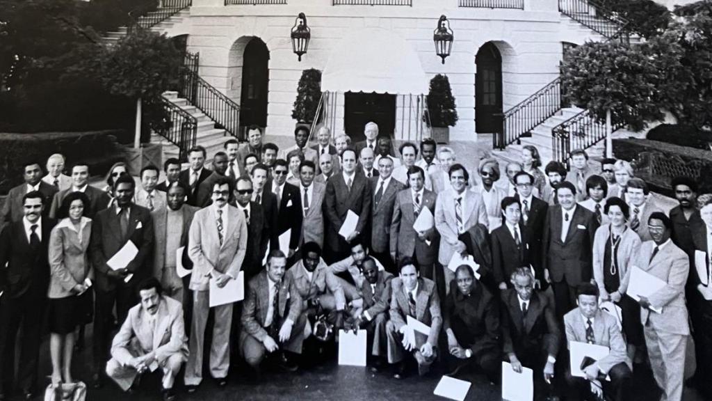 Miguel Cid en el centro de la foto ante la Casa Blanca en 1976 con sindicalistas iberoamericanos