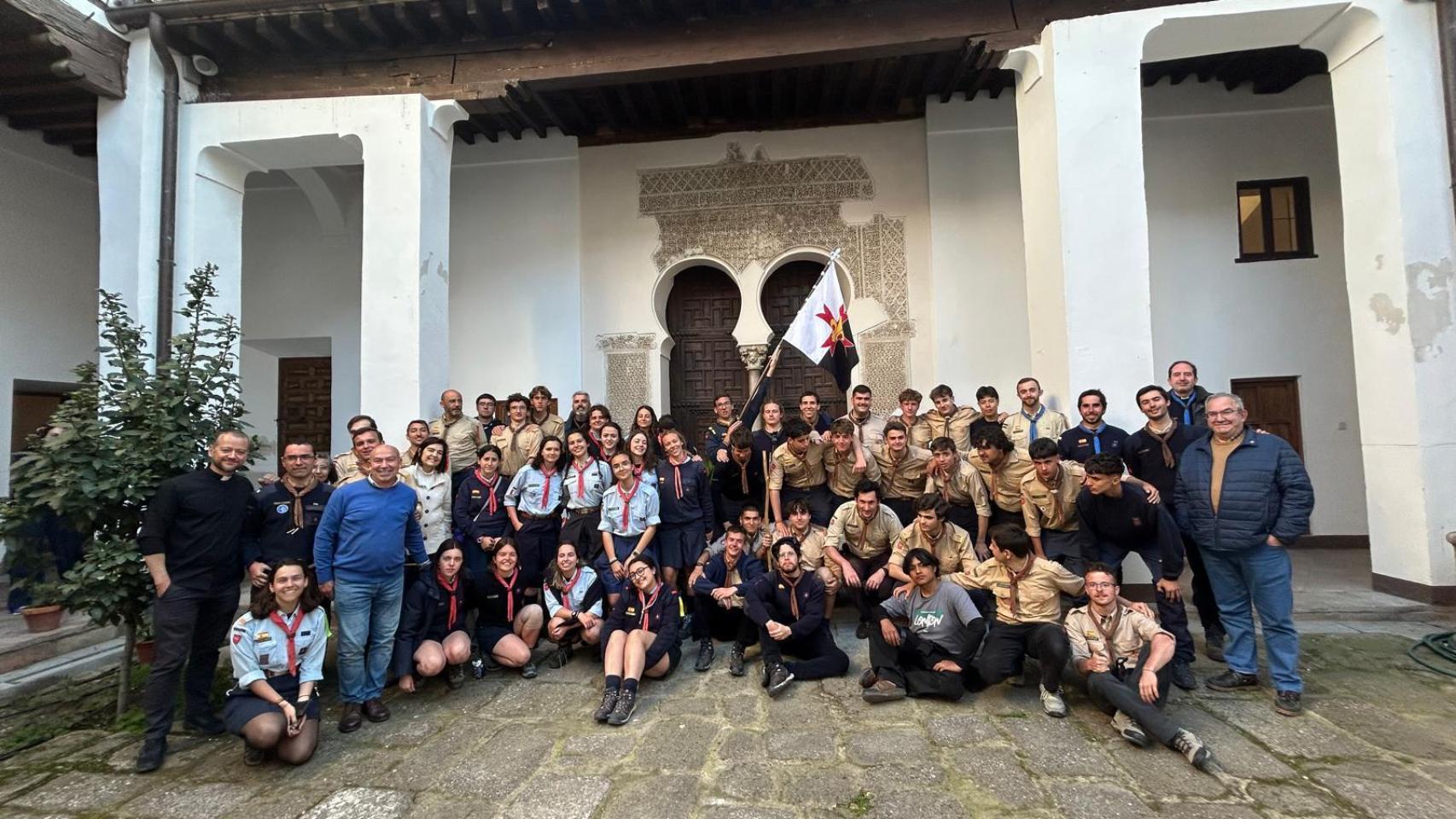 El grupo posa en el patio de los naranjos, la zona más antigua del convento.