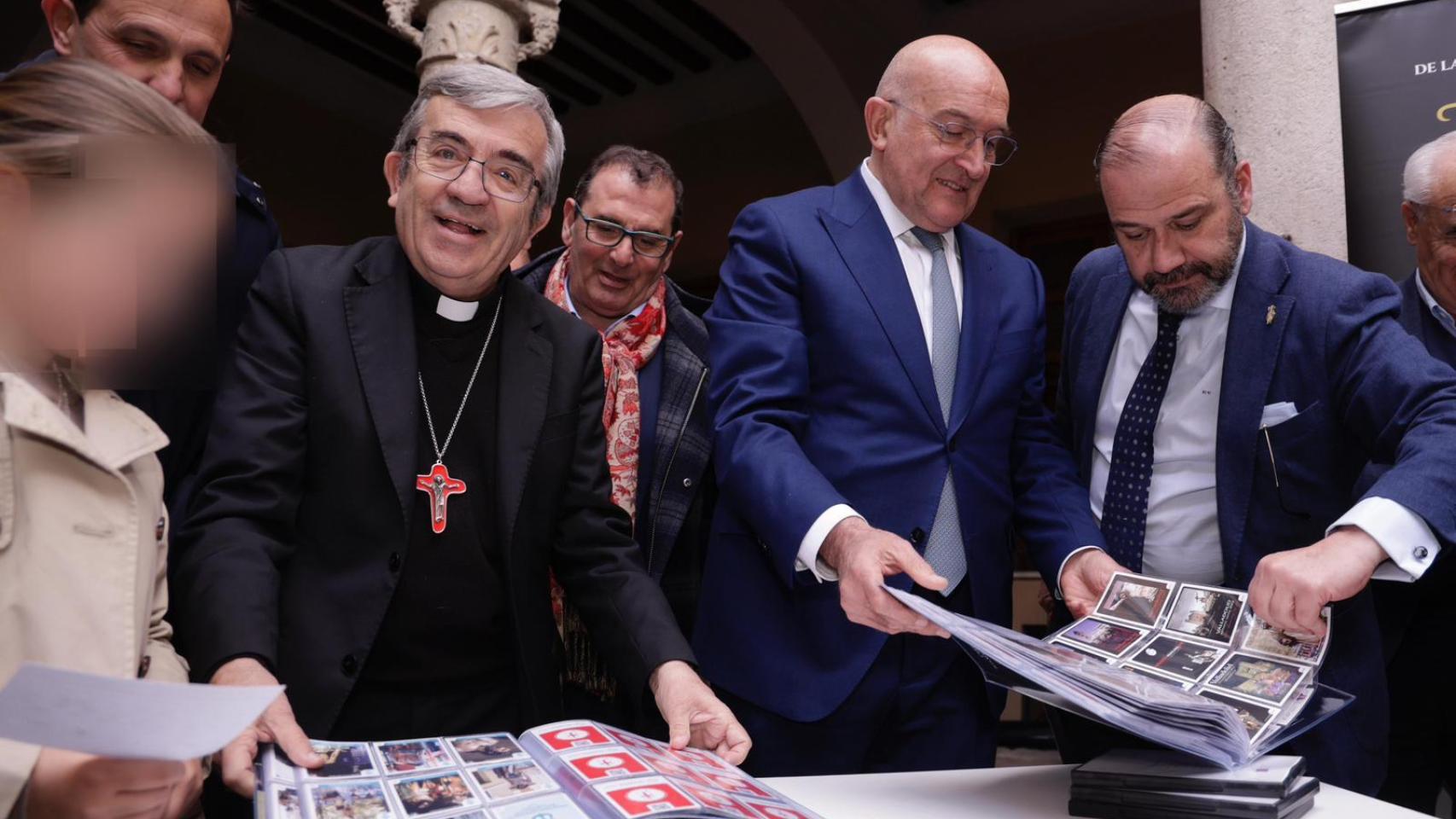 Así se colecciona una devoción: Valladolid estrena sus cromos de Semana Santa