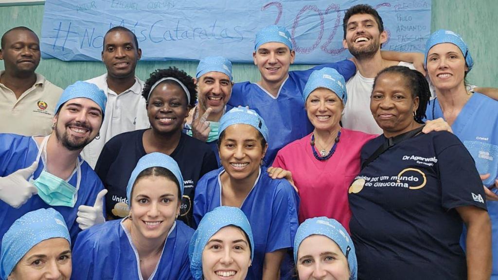 La travesía de Guzmán con 26 maletas llenas de esperanza para operar de cataratas a 410 personas en Mozambique