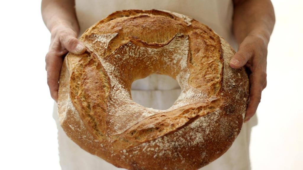 La panadería que lleva décadas haciendo uno de los mejores panes de Carral (A Coruña): “El que más triunfa es la chapata”