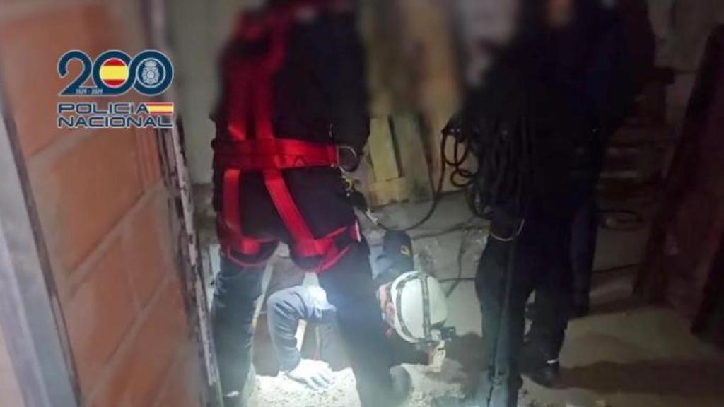 Agentes de la UDYCO y la Unidad de Subsuelo de la Policía Nacional accediendo al 'narcotúnel'.