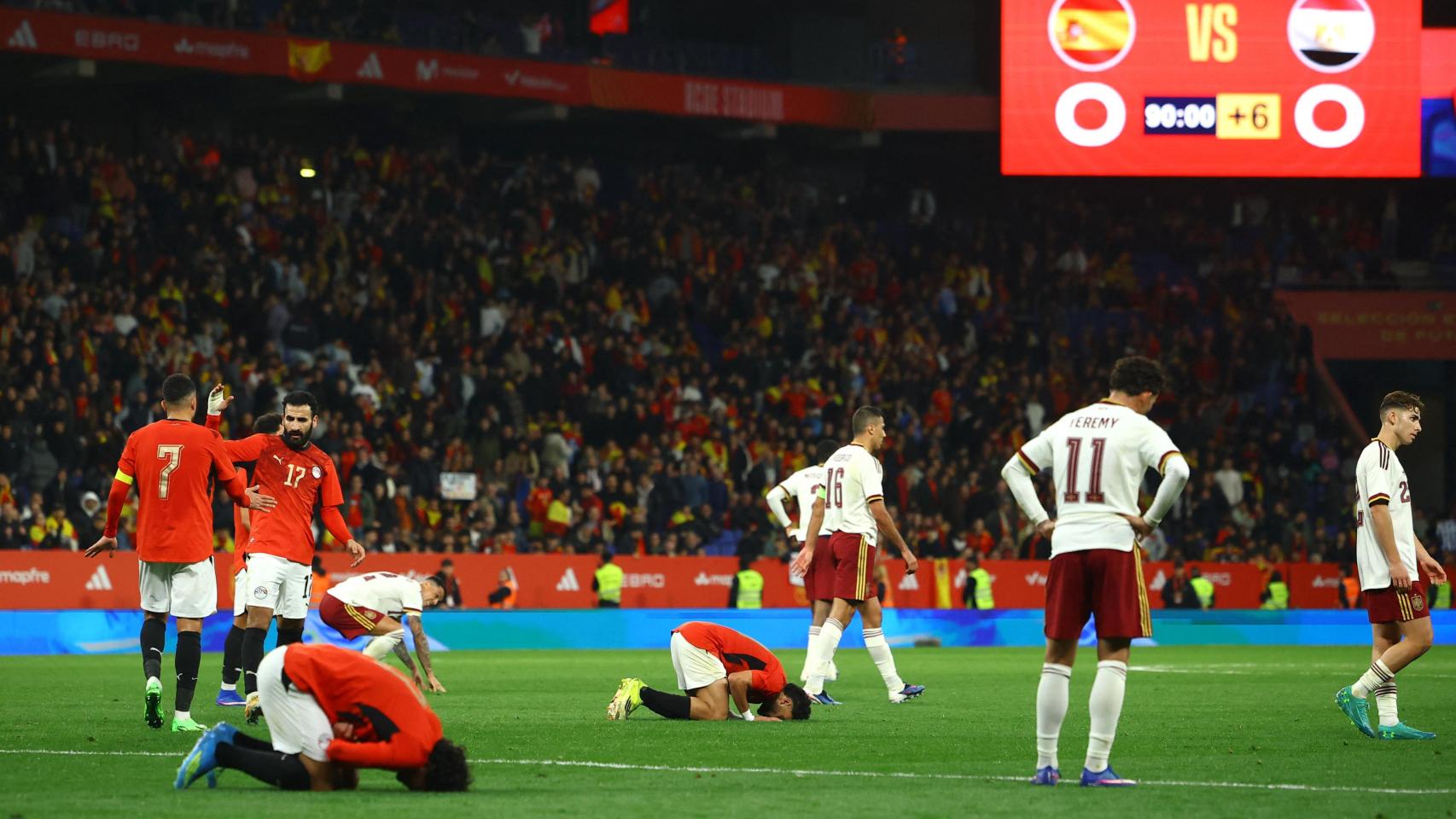 Los futbolistas egipcios rezan con el final del partido frente a España.