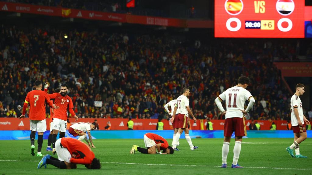 Los futbolistas egipcios rezan con el final del partido frente a España.