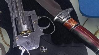 Pistola y puñal utilizados en el atraco