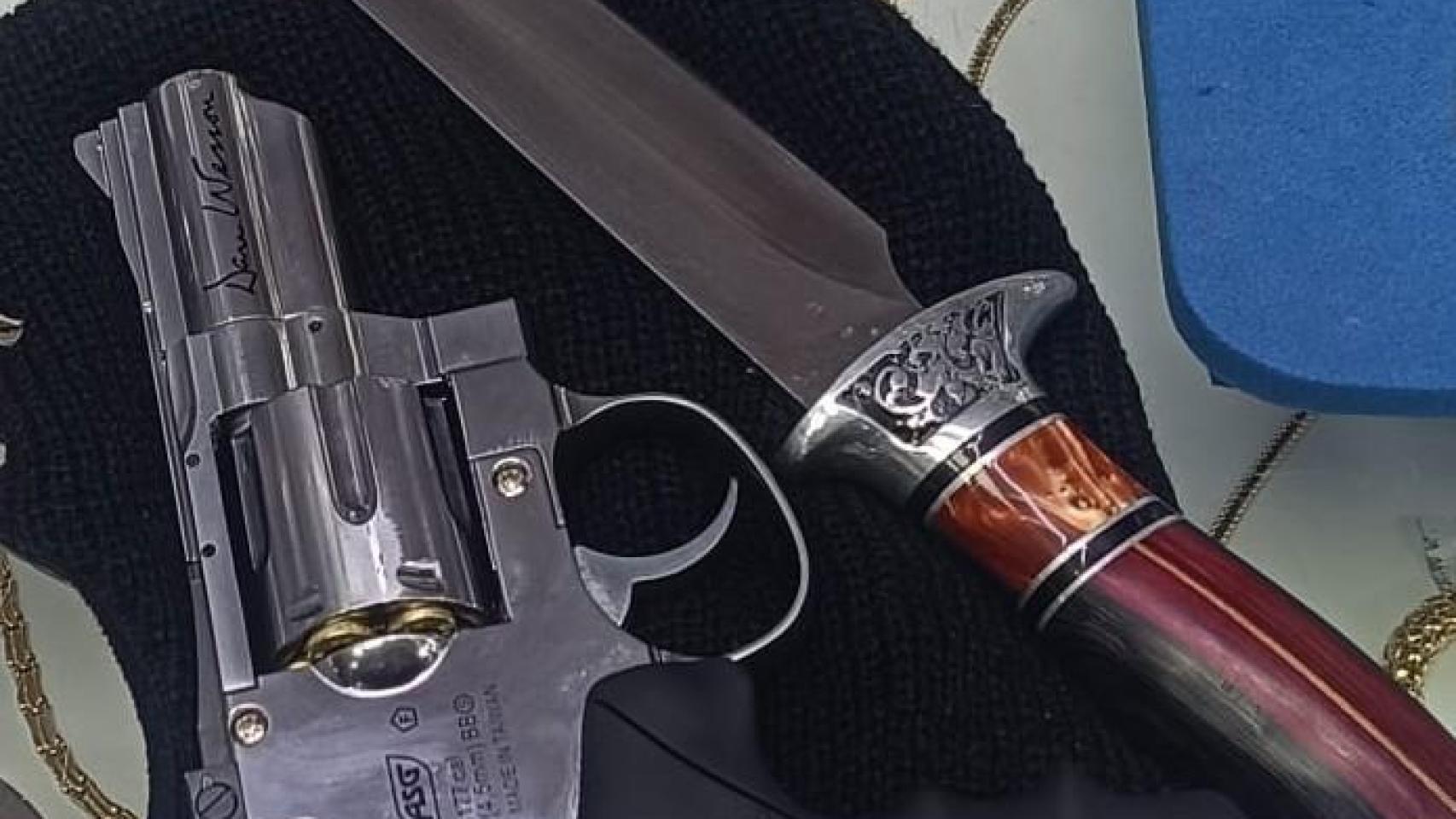 Pistola y puñal utilizados en el atraco