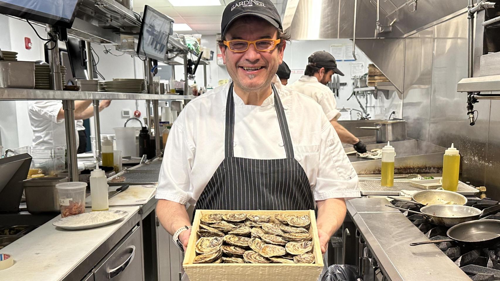 El cocinero de ascendencia gallega que cocina croquetas, calamares y pulpo a la jet set americana en Rhode Island