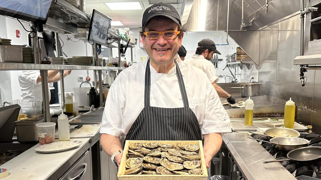 Miguel Somoza en su restaurante de Newport