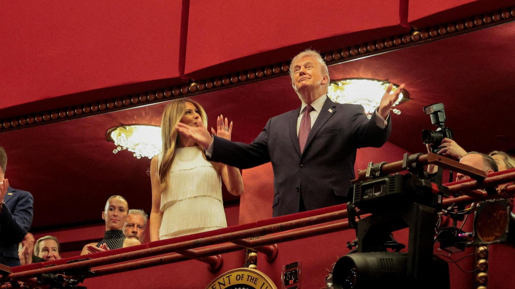 El presidente estadounidense Donald Trump y la primera dama Melania Trump asistieron en la noche del martes al estreno de 'Chicago' en Washington.