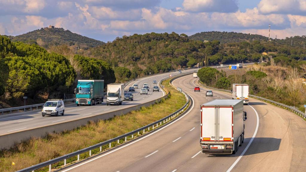 Tráfico en la autopista europea AP7 España.