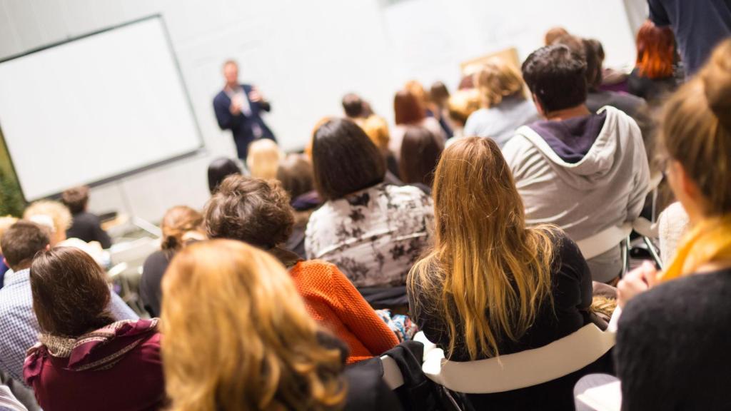 Público en una sala de conferencias.