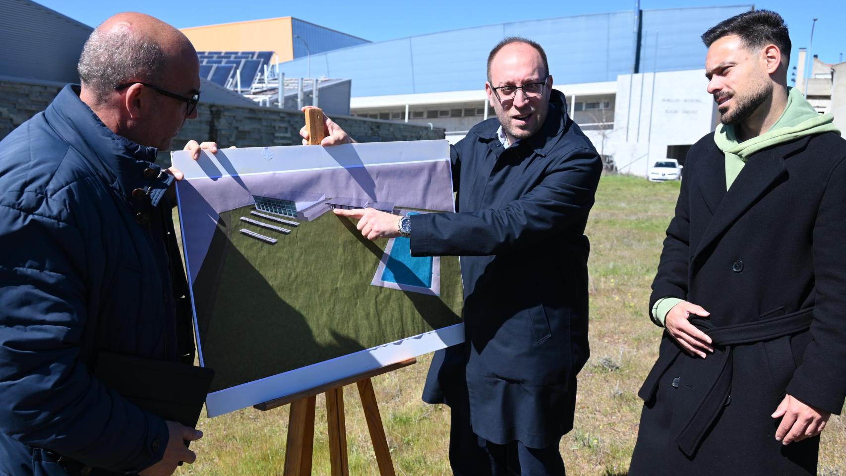 El alcalde, Marcos Iglesias junto al teniente de alcalde, Ramón Sastre y el concejal de Deportes e Instalaciones Deportivas, Víctor Gómez con el proyecto de la piscina municipal de verano.