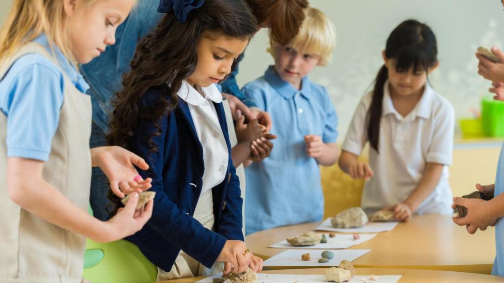 Un grupo de niños haciendo una actividad de geología.